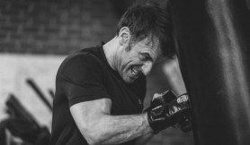 FOTO // Transpirat, cu muşchii încordaţi, Emmanuel Macron loveşte un sac de box.Președintele, ținta ironiilor pe internet